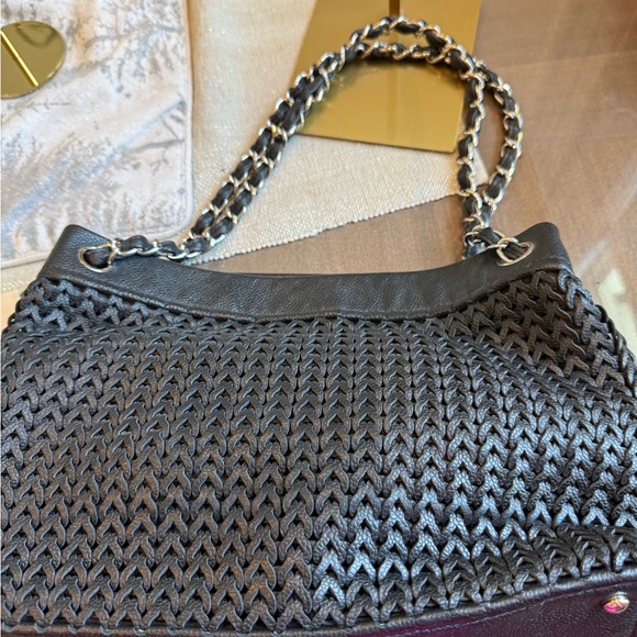 Chanel  Elegant Black Woven Women's Bag - Picture 2 of 7